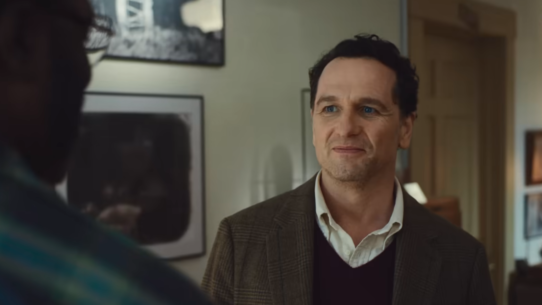 Matthew Rhys dans le rôle du maire de Widow's Bay.