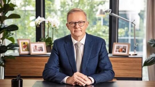 Portrait officiel du Premier ministre australien Anthony Albanese en 2022.